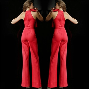 Eleganter roter Neckholder-Jumpsuit mit großen Schleifen an den Schultern und weitem Bein