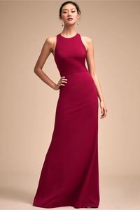 Robe de soirée sans manches rouge foncé avec licou et coupe ajustée sur modèle