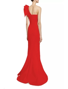 Détail de la robe de soirée rouge à une épaule avec grands volants et coupe ajustée