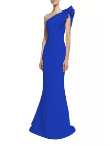 Détail d'une robe de soirée bleue royale à une épaule avec volant spectaculaire