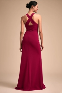 Détail du dos de la robe de soirée magenta avec design croisé dos nu élégant