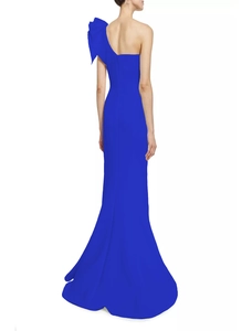 Vue arrière d'une robe de soirée bleu roi à une épaule avec nœud géant et coupe sirène