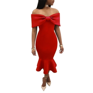 Abito da sera rosso con spalle scoperte, fiocco oversize e orlo a sirena