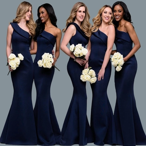 Détail de l'élégant décolleté asymétrique de cette robe de soirée sirène bleu marine chic