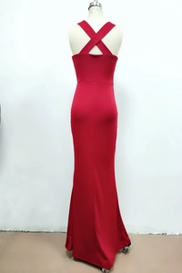 Détail d'une robe rouge longue avec bretelles croisées sexy dans le dos et coupe sirène