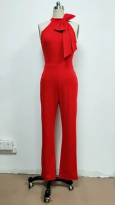 Detailansicht eines roten ärmellosen Jumpsuits mit großer Schleife und weitem Bein