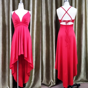 Elegante abito da sera rosso con scollo a V e schiena scoperta con lacci intrecciati