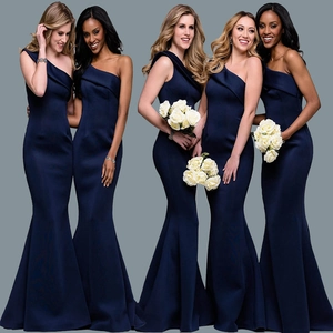 Détails de la robe de soirée sirène bleu marine à une épaule en satin brillant