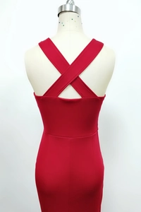 Vue détaillée du dos de la robe rouge ajustée avec larges bretelles croisées