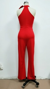 Rückansicht eines roten Neckholder-Jumpsuits mit offenem Rücken und schmalem, geradem Bein
