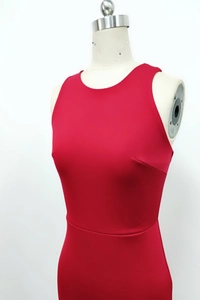 Détail de la robe de soirée rouge dos nu avec bretelles croisées sur un mannequin de couture