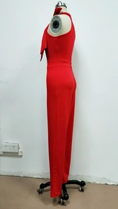 Eleganter roter Neckholder Jumpsuit mit stilvoller Schleife und weitem Hosenbein