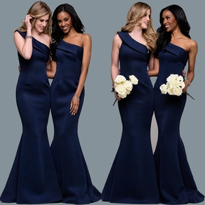 Détail de robes de soirée sirène bleu marine à une épaule sur différents modèles