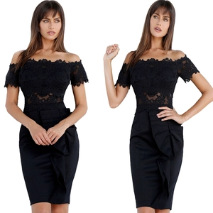 Elegante abito da cocktail nero a spalle scoperte con inserti in pizzo e volant