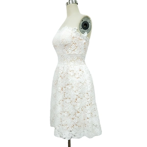 Robe trapèze sans manches en dentelle florale blanche avec jupe évasée à hauteur de genou