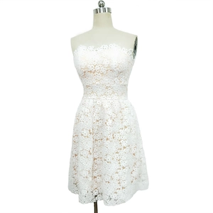 Robe de soirée trapèze bustier en dentelle florale blanche au fini élégant
