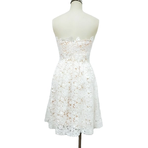 Robe de cocktail bustier blanche en dentelle florale avec jupe évasée et volumineuse