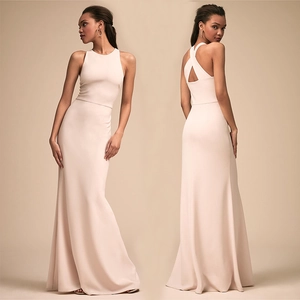 Robe de soirée sans manches nude avec dos nu croisé élégant et coupe longue moulante