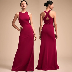 Robe de soirée fuchsia longue avec décolleté licou et design dos nu croisé élégant
