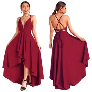 Dettaglio di un abito da sera bordeaux high-low con scollo a V e lacci incrociati