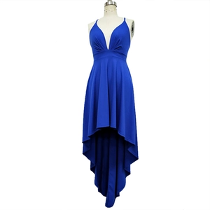 Dettaglio dell'abito blu reale con scollo a V, petto a pieghe e orlo asimmetrico elegante