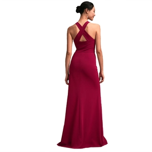 Robe de soirée élégante bordeaux avec dos nu à bretelles croisées et coupe longue ajustée