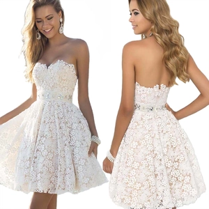 Robe bustier blanche en dentelle florale avec ceinture en strass vue de face et de dos