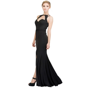 Robe de soirée noire sans manches avec découpe géométrique et fente haute
