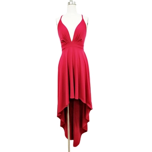 Dettaglio dell'abito da sera rosso scuro con scollo a V ed elegante orlo asimmetrico