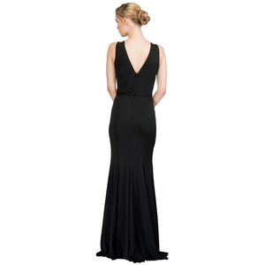 Détail du dos nu et col en V de la robe de soirée noire avec une silhouette sirène élégante