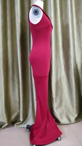 Détail de la robe de soirée rouge ajustée à une épaule avec revers sur un mannequin