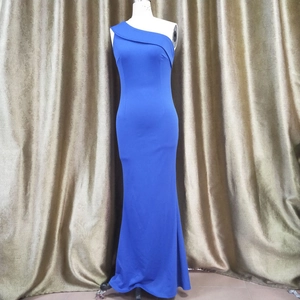 Vue détaillée d'une robe de soirée asymétrique bleu roi en tissu extensible de luxe