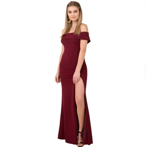 Elegante abito da sera bordeaux con spalle scoperte e spacco alto per occasioni formali