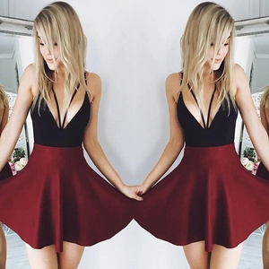 Sexy schwarzes Camisole-Top und burgunderroter ausgestellter Rock für Partys