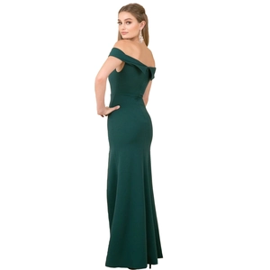 Elegante abito da sera verde smeraldo con spalle scoperte, vestibilità slim e spacco