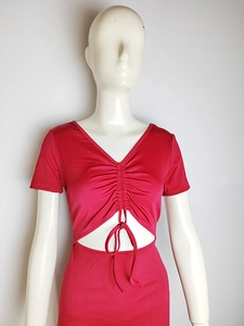 Détail de la robe fuchsia à col en V avec fronces au buste et découpe à la taille