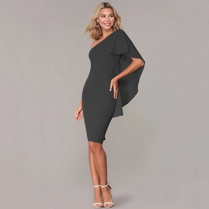 Elegante abito midi nero monospalla con manica a volant e design a tubino attillato