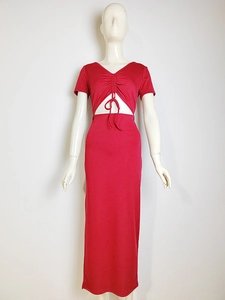Détail du corsage froncé à cordon et découpe à la taille sur robe longue rouge foncé