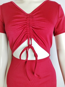 Vue détaillée d'une robe rouge à col en V avec cordon de serrage et découpe à la taille