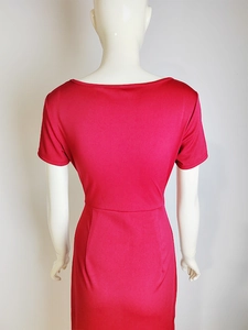 Vue arrière d'une robe moulante rose fuchsia avec cordon de serrage et fente