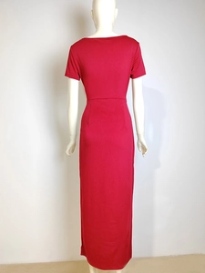 Détail du dos d'une robe longue rouge ajustée avec un design créatif à cordon de serrage