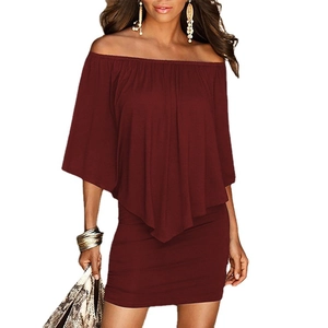 Elegantes schulterfreies weinrotes Bodycon-Kleid mit Rüschen und schmaler Silhouette