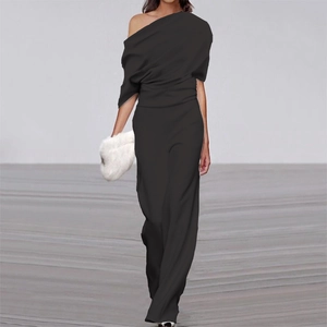 Elegant black one-shoulder jumpsuit with wide-leg trousers and pleated waist design
