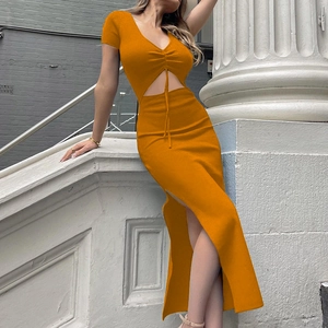 Détails du cordon de serrage col V et de la découpe à la taille sur la robe orange