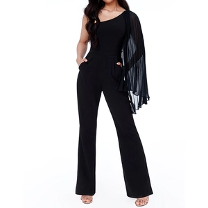 Combinaison noire asymétrique avec manche plissée en mousseline et jambe large
