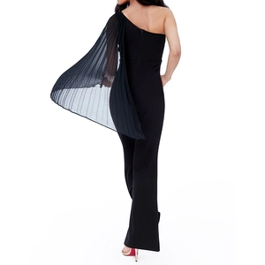 Combinaison noire asymétrique pour femme avec manche en mesh plissé et fermeture éclair au dos