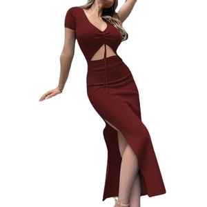 Robe longue rouge foncé moulante avec col en V, cordon de serrage et fente haute