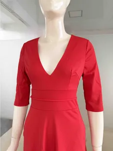 Détail de la robe longue rouge élégante avec col en V, plis à la taille et mi-manches