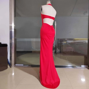 Elegante abito da sera rosso con scollo all'americana, schiena scoperta e fiocco di strass