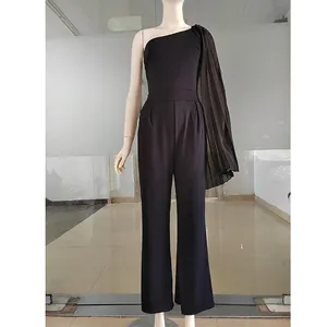 Combinaison noire asymétrique à une épaule avec manche en mousseline plissée et jambe large